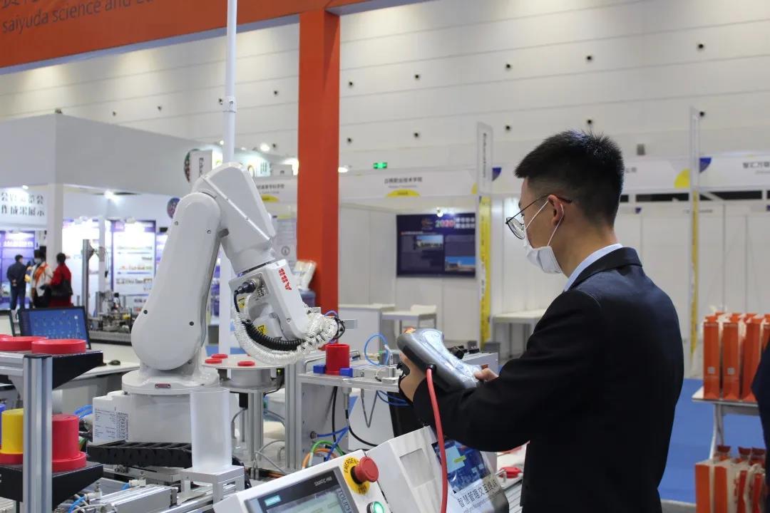 汇博机器人亮相2020世界职业技术教育大会暨展览会